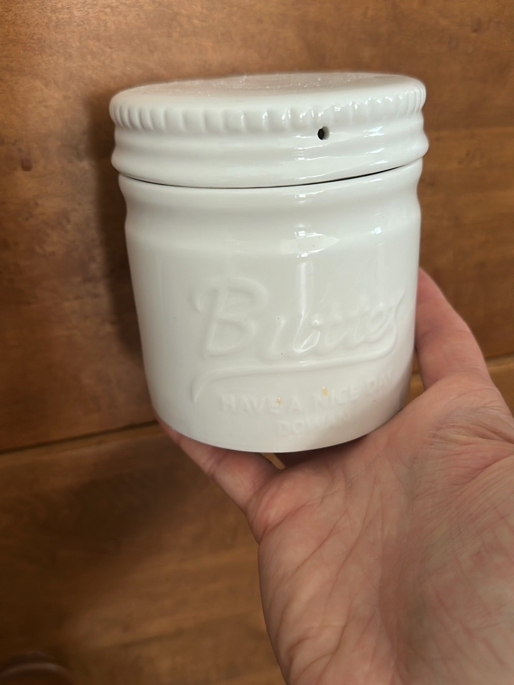 White Embossed Ceramic Butter Storage Butter Bell Dowan